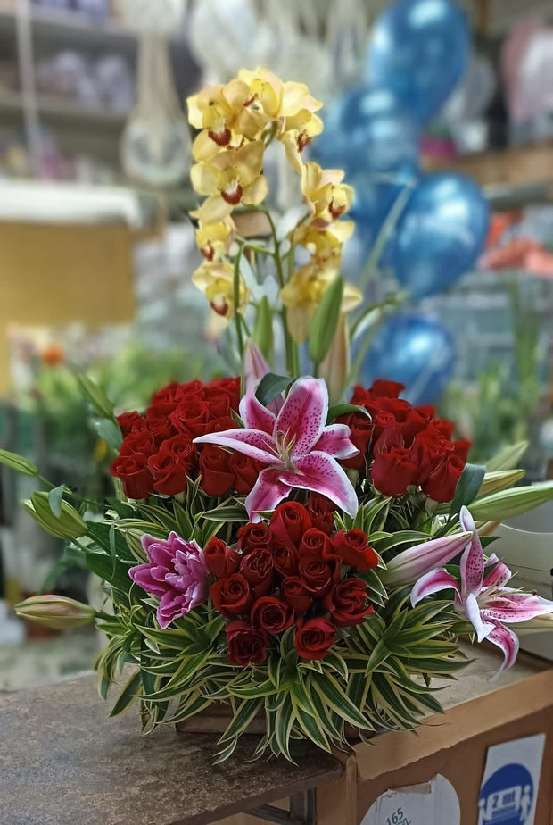 Arreglo floral de rosas, lirios y orquídeas