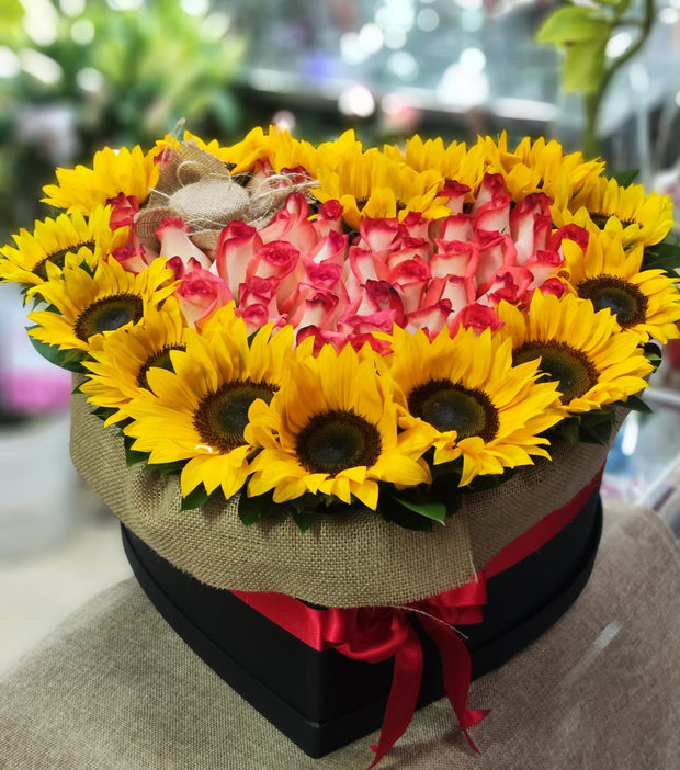 Precioso corazón de rosas 🌹, girasoles y chocolates  🍫